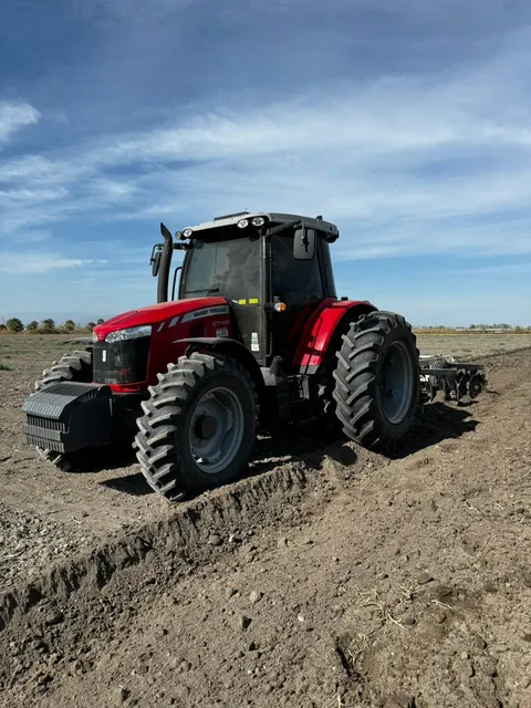 Tractor preparando el suelo con rastra