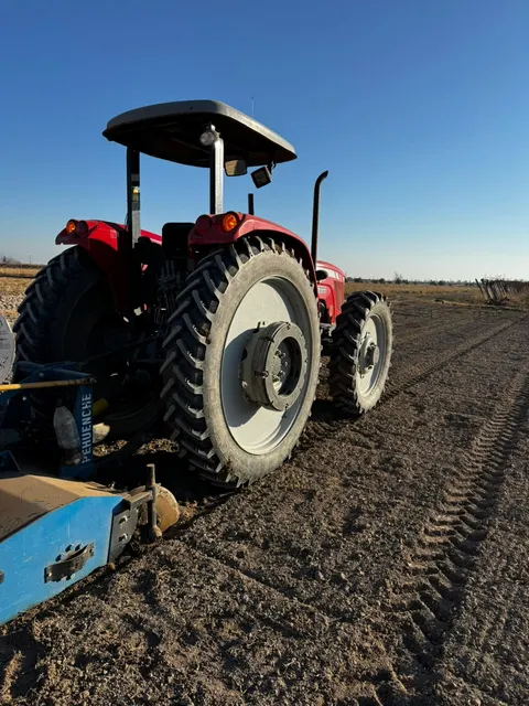 Tractor con bordeadora armando los bordos