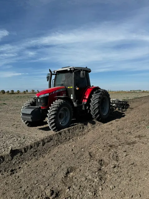Tractor trabajando en el lote