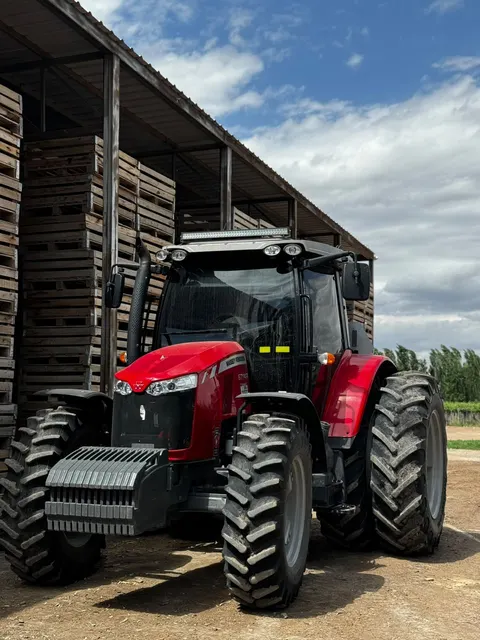 Tractor junto al galpón de cajones