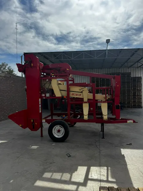 Equipo de limpieza de semillas bajo el tinglado